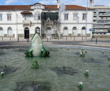 De fontein met kikker van Bordalle Pinheiro in Caldas da Rainha